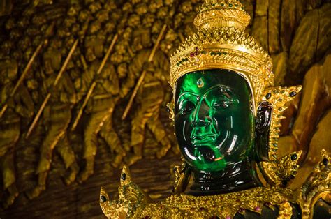  The Emerald Buddha の輝きと神秘、そしてタイの伝統が織りなす傑作